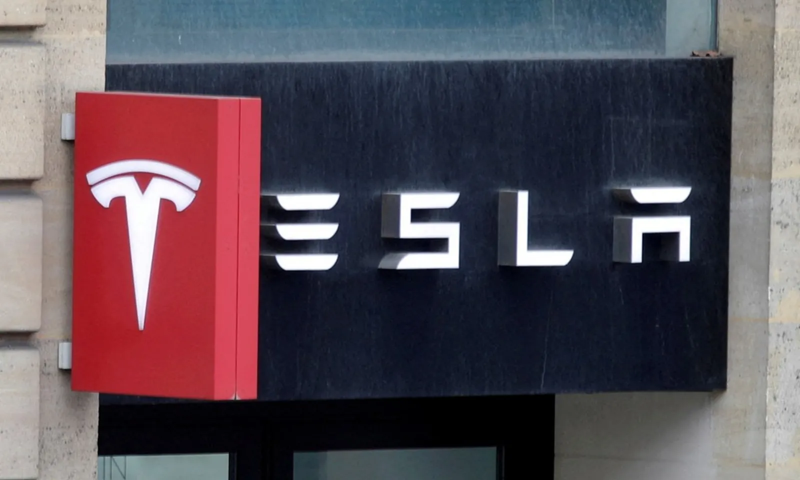 Doanh số bán xe Tesla tại Châu Âu giảm mạnh trong tháng thứ năm liên tiếp