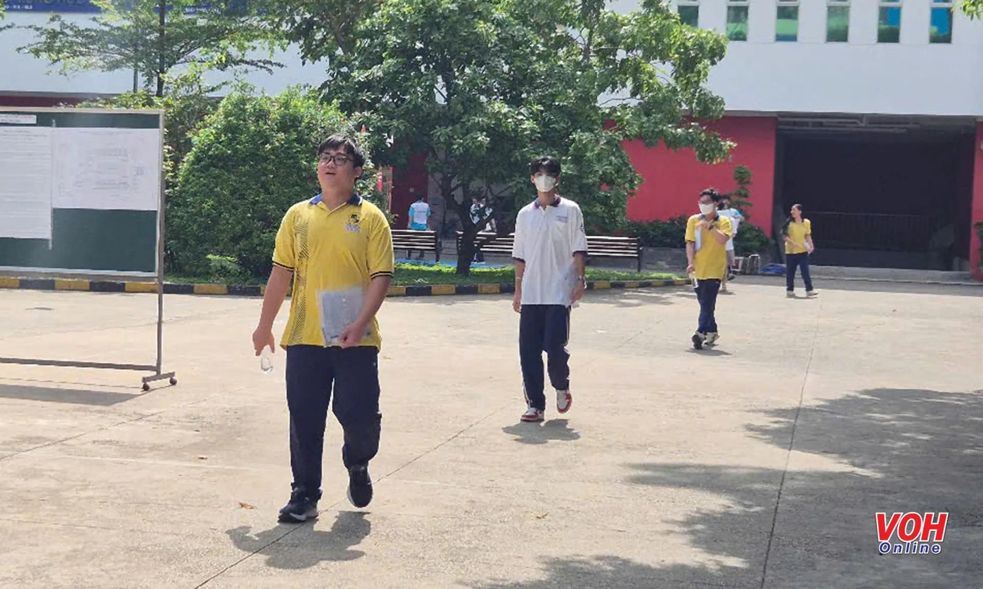 thi-tot-nghiep-270625-5