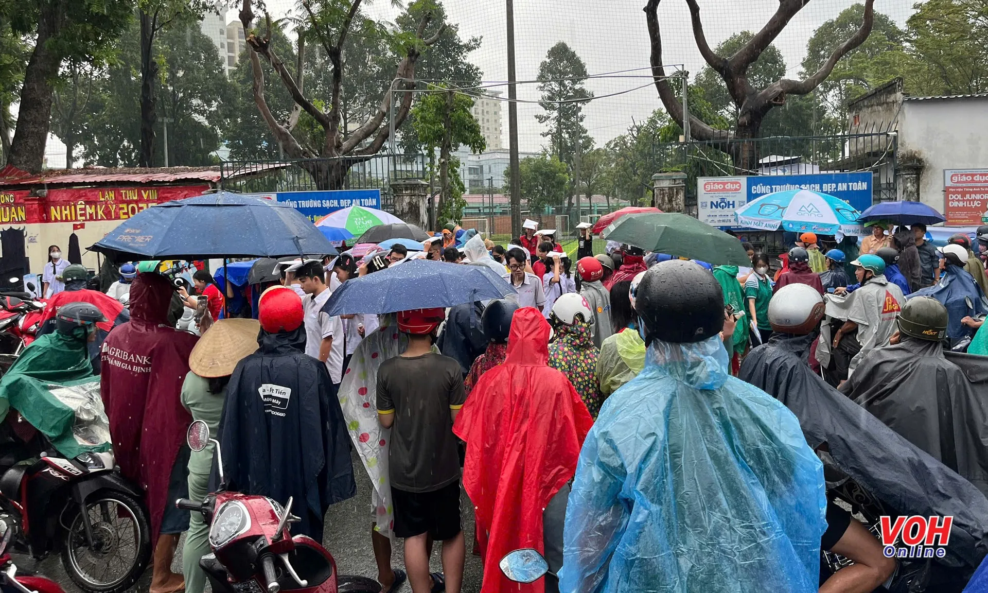 thi-tot-nghiep-270625-7