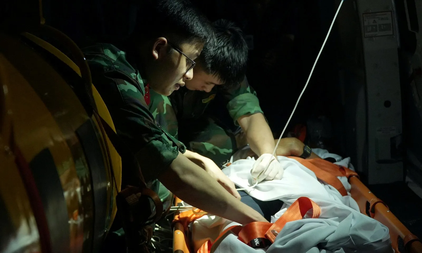 Kịp thời đưa ngư dân bị nhiễm trùng ổ bụng nặng về đất liền điều trị