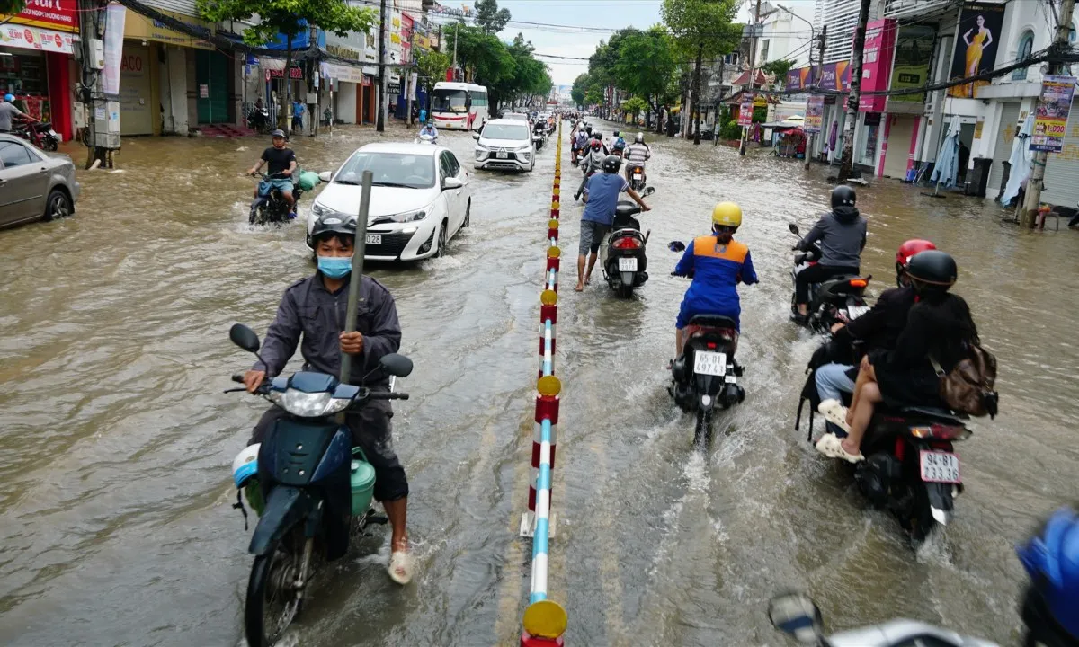 Cần Thơ siết chặt an toàn giao thông mùa mưa bão, triều cường