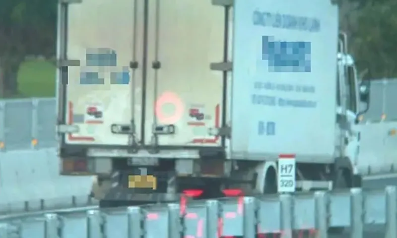 Xe tải chạy chậm dưới tốc độ tối thiểu cũng sẽ bị xử phạt Ảnh CACC