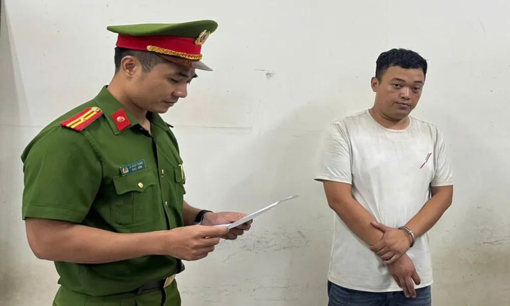 Tài xế khóa cửa ép khách trả tiền, đối mặt vòng lao lý