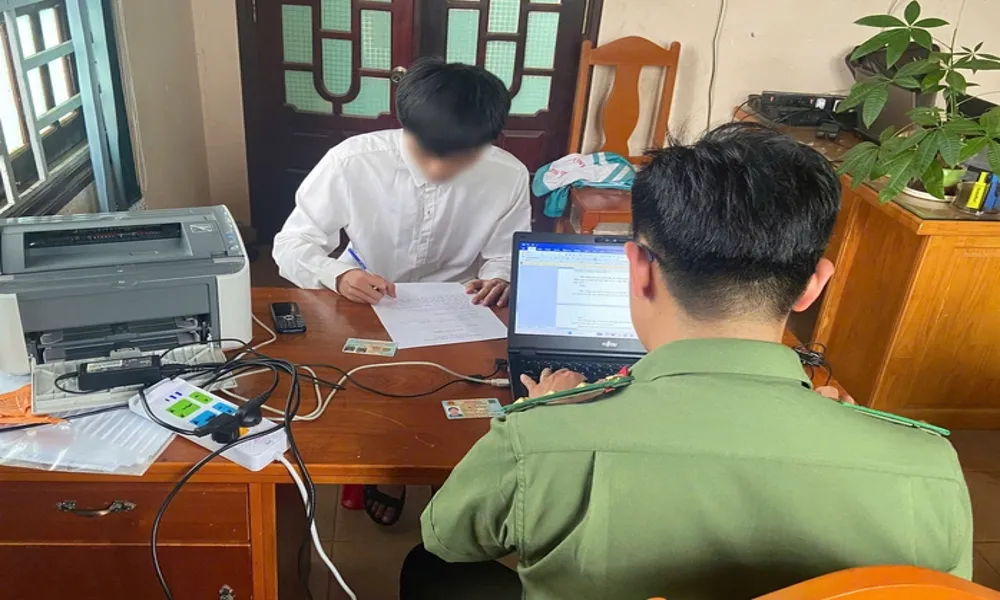 Phát hiện thí sinh dùng camera, tai nghe để gian lận