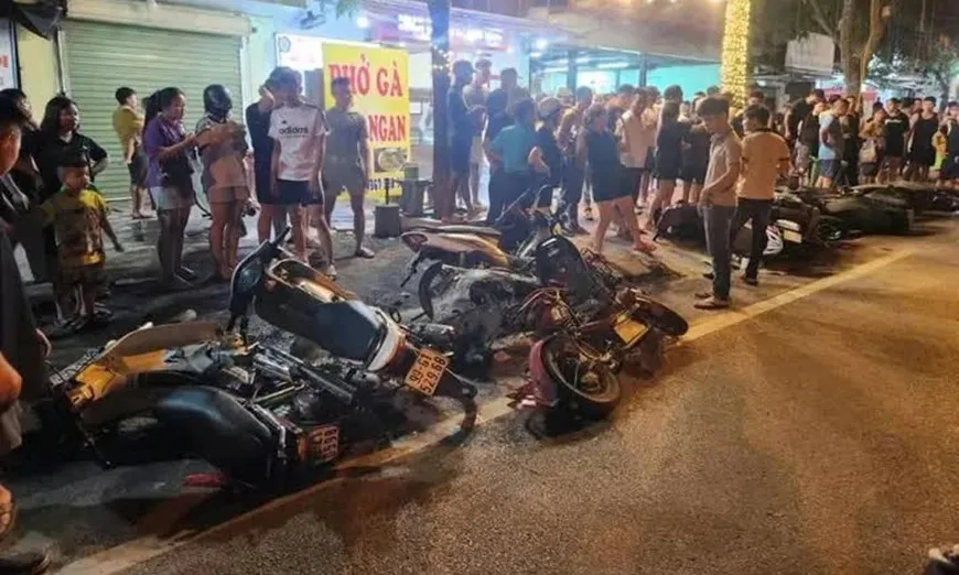 Tạm đình chỉ công tác một cán bộ công an sau vụ ô tô tông 10 xe máy tại TP Bắc Ninh