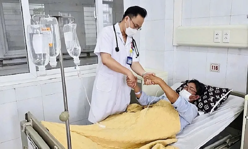 Bệnh nhân điều trị bị ngộ độc so biển tại Bệnh viện Đa khoa khu vực Cẩm Phả - Ảnh BVCC