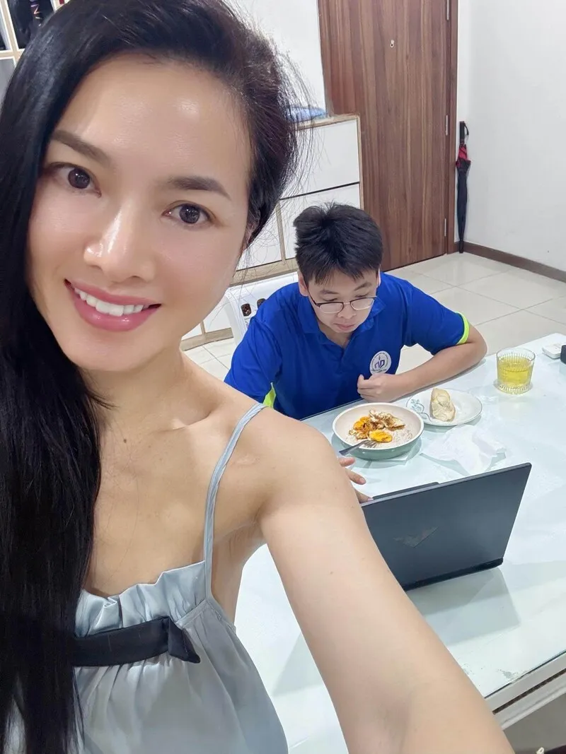 con-trai-nsnd-xuan-bac-het-nang-luong-sau-mon-thi-van-quy-tu-cua-btv-quang-minh-tuoi-tinh-khoe-lam-h-1-1-n-1750913658-351-width1536height2048
