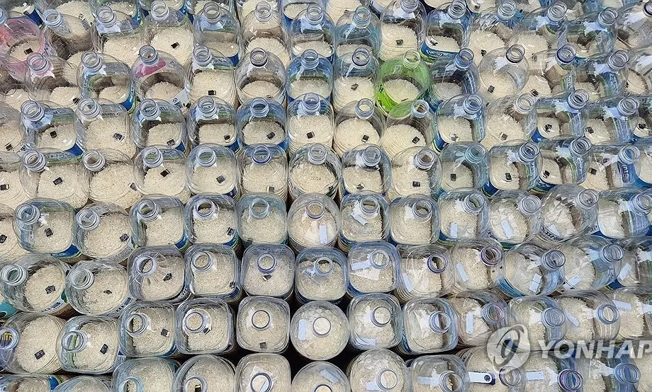 Hàn Quốc bắt giữ 6 công dân Mỹ vì cố gắng thả chai nhựa chứa gạo, tiền về phía Triều Tiên