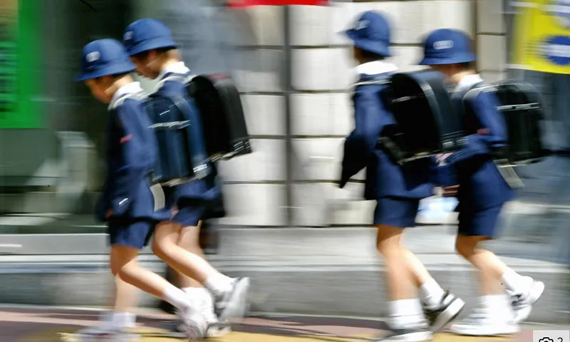 Học sinh trên đường về nhà sau giờ học ở Tokyo - Ảnh AFP qua Getty