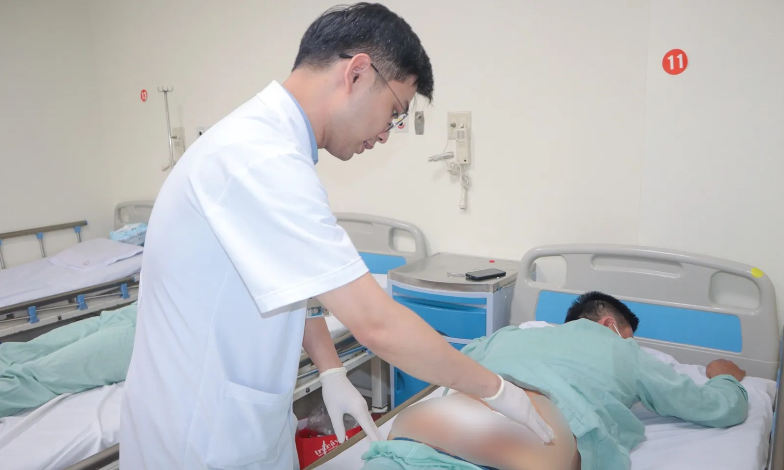 Bất cẩn khi vận hành máy phun thuốc điều khiển từ xa, người đàn ông bị chém sâu vùng mông