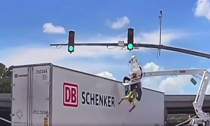 May mắn thay, người công nhân chỉ bị thương nhẹ và không phải đưa đến bệnh viện