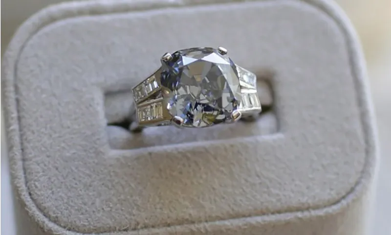 Tìm được chiếc nhẫn kim cương rời xuống hồ ở Texas, Mỹ