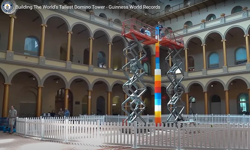 Tháp domino cao hơn 10,13m phá kỷ lục Guinness thế giới