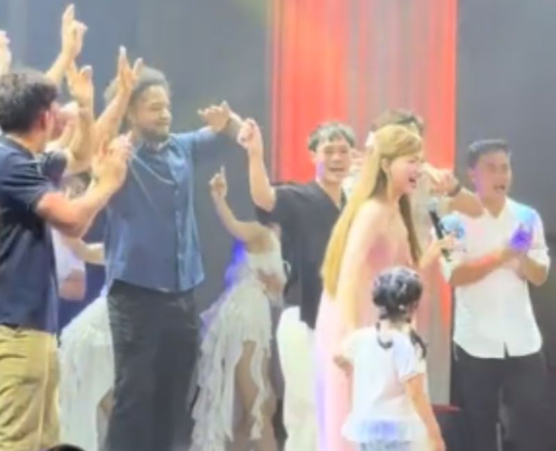 Văn Toàn tình tứ bên Hoà Minzy, làm hành động vượt mức tình bạn 5 xuan-son