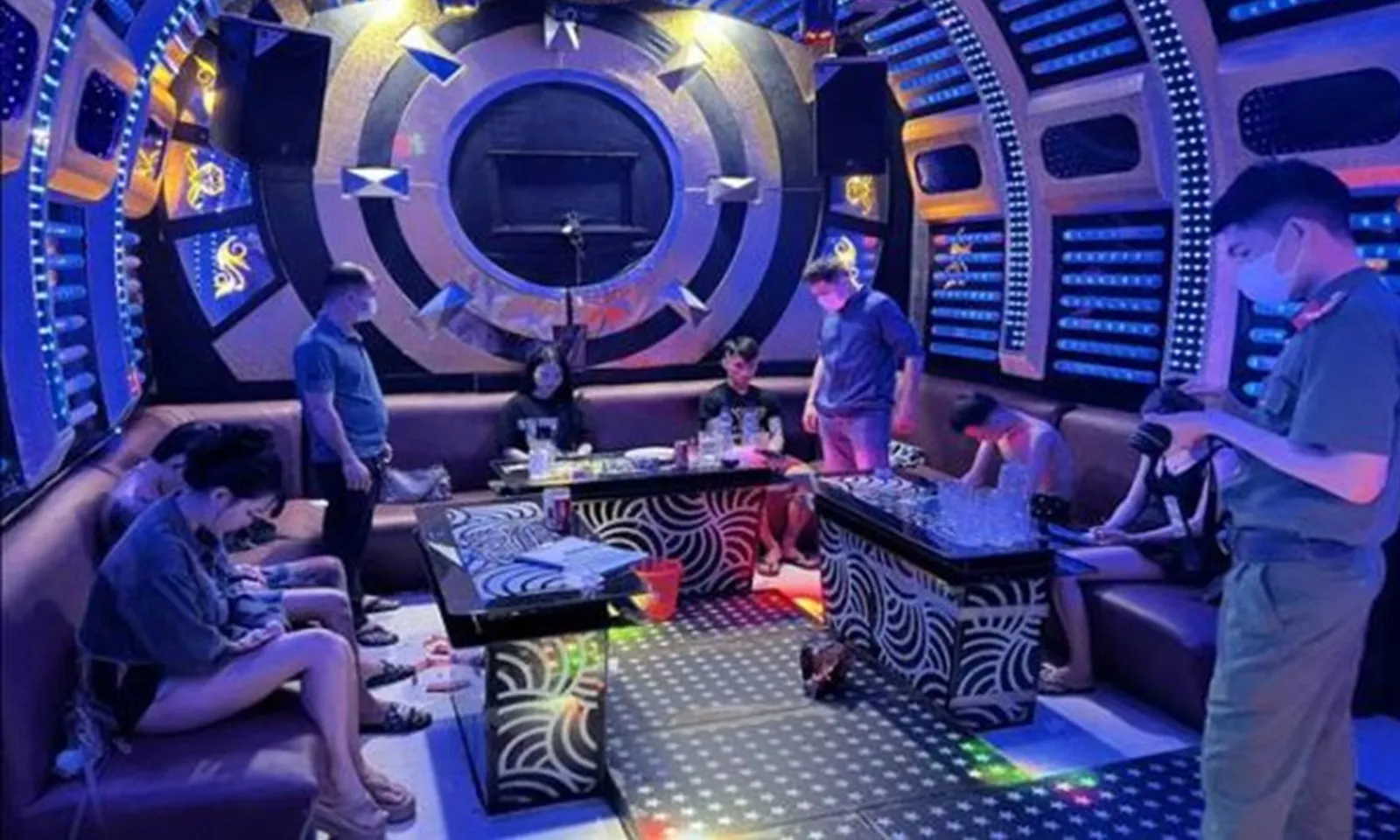 Khởi tố nhóm nam, nữ đang “bay lắc” trong quán karaoke