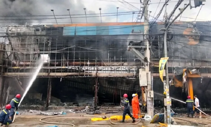 Cháy lớn thiêu rụi cửa hàng Điện Máy Xanh tại Đồng Nai, nhiều tài sản bị hư hỏng