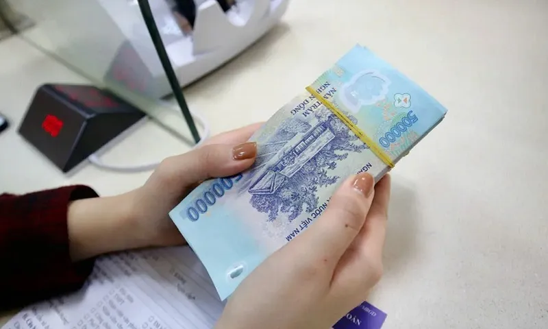 đếm tiền tăng lương