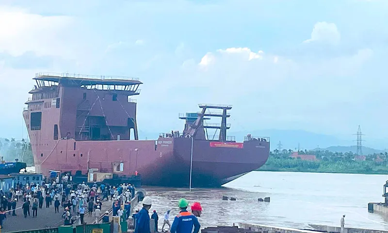 Hạ thủy tàu dịch vụ năng lượng do Việt Nam đóng