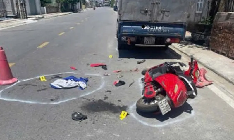 Xe máy điện đâm vào đuôi xe tải đang đỗ, thiếu niên tử vong thương tâm