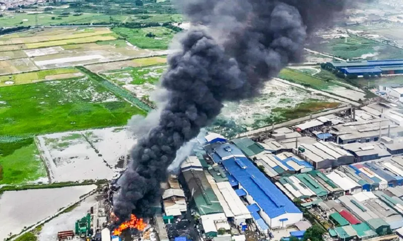 Hưng Yên: Cháy lớn tại xưởng tái chế phế thải, có thương vong