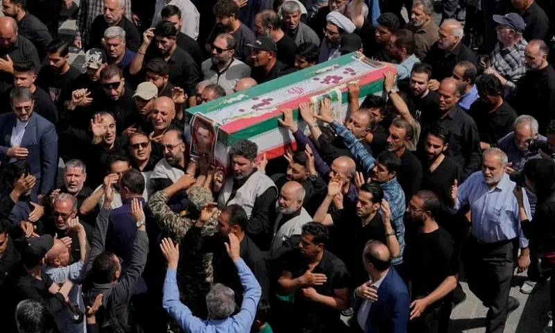 Hàng ngàn người Iran đổ ra đường tiễn biệt các chỉ huy và nhà khoa học tử trận