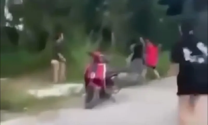 2 nhóm nữ sinh vác dao choảng nhau, 2 người bị thương 