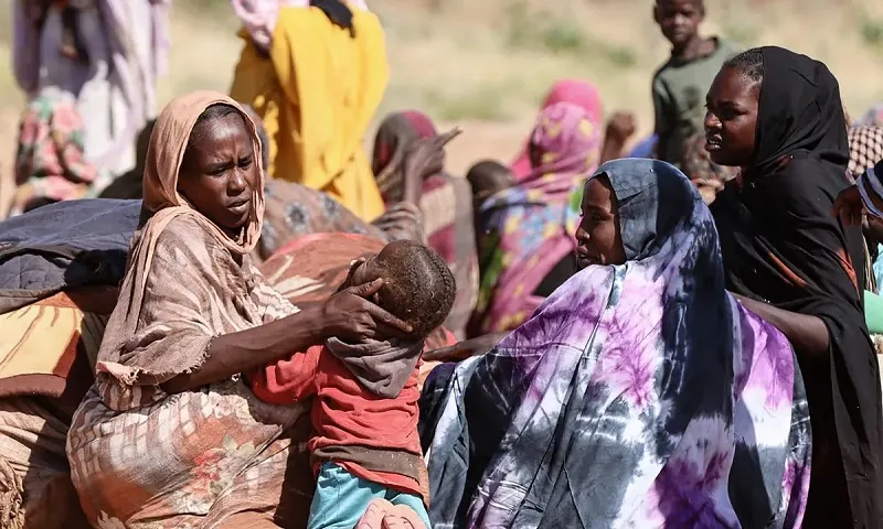 Phụ nữ và trẻ em Sudan phải di dời tập trung tại một trại tị nạn - Ảnh AFP