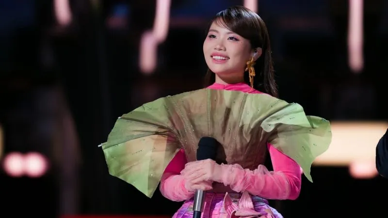 phuong-my-chi-chien-thang-ca-si-ki-cuu-xu-trung