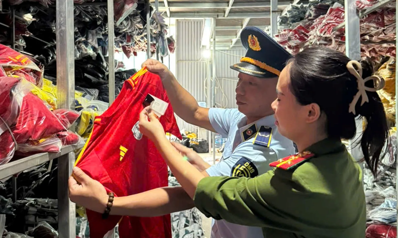 Phát hiện hơn 35.000 bộ quần áo giả mạo nhãn hiệu trị giá hơn 6 tỷ đồng