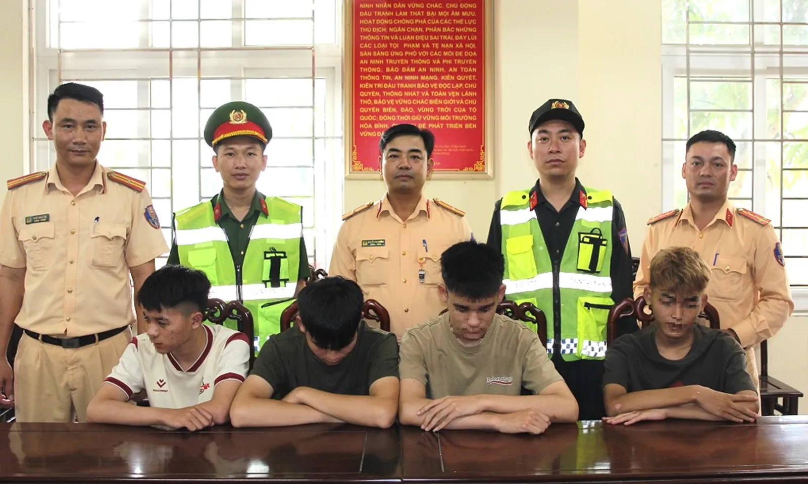 Bắt giữ 4 đối tượng đi xe máy tháo biển số, lạng lách trêu chọc người đi đường