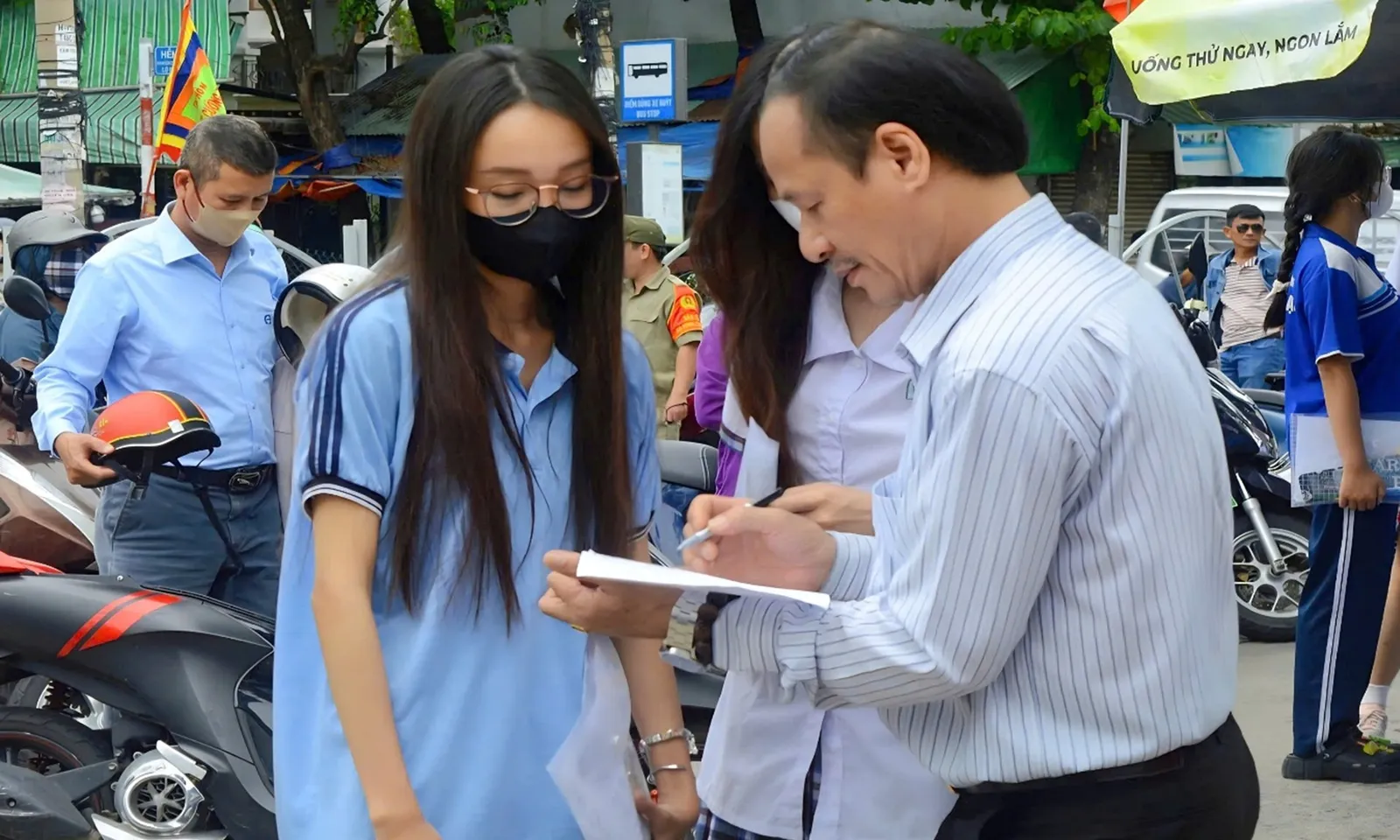 Hai ngày thi cực áp lực vì đề thi khó hơn đề minh họa