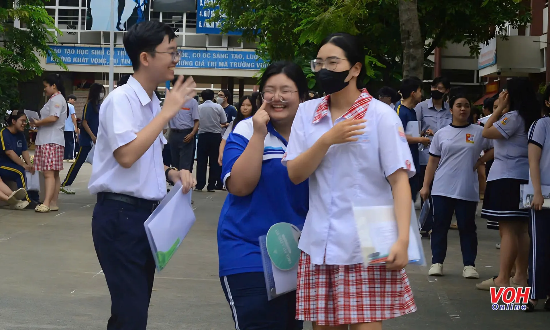 thi-tot-nghiep-280625-4