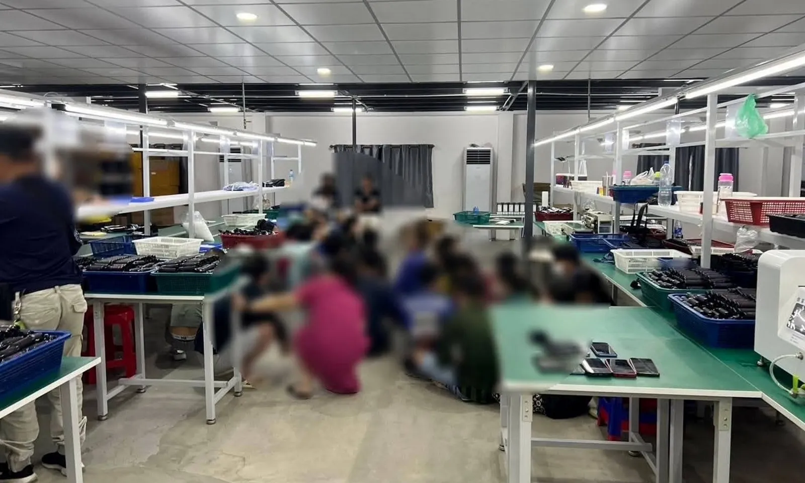 Đột kích nhà máy sản xuất thuốc lá điện tử trái phép, bắt giữ 29 người