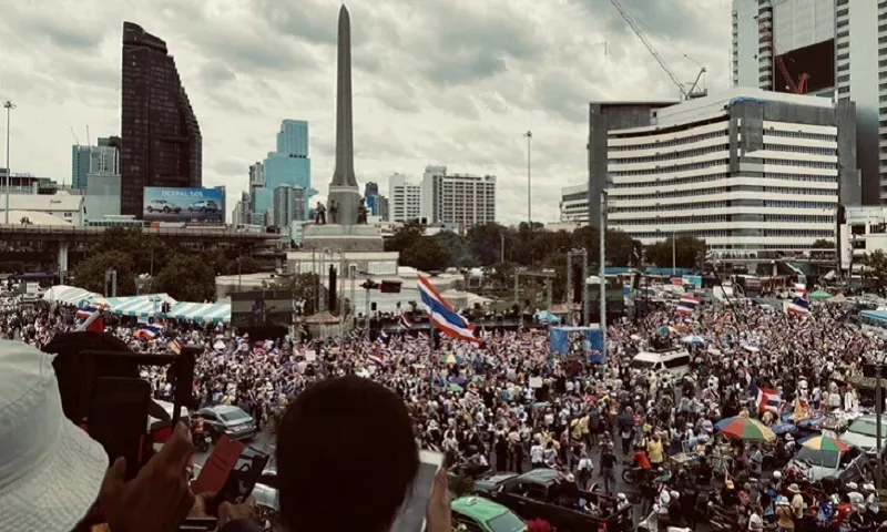 Thủ tướng Thái Lan đối mặt làn sóng biểu tình giữa căng thẳng biên giới