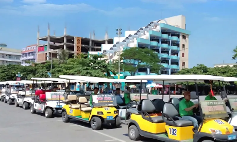 Xe điện 4 bánh chở khách, phương tiện giao thông quen thuộc tại thành phố Sầm Sơn (Thanh Hóa) sẽ phải tạm dừng hoạt động từ ngày 1.7.2025 theo quy định mới
