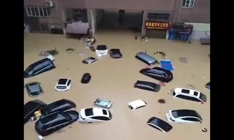 Xe ôtô bơi lổm ngổm trên phố trong cơn lũ