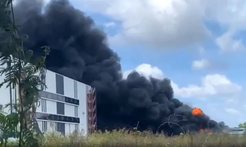 Cháy công ty nhà xưởng trong khu Công nghiệp Tân Phú Trung - Ảnh cắt từ clip