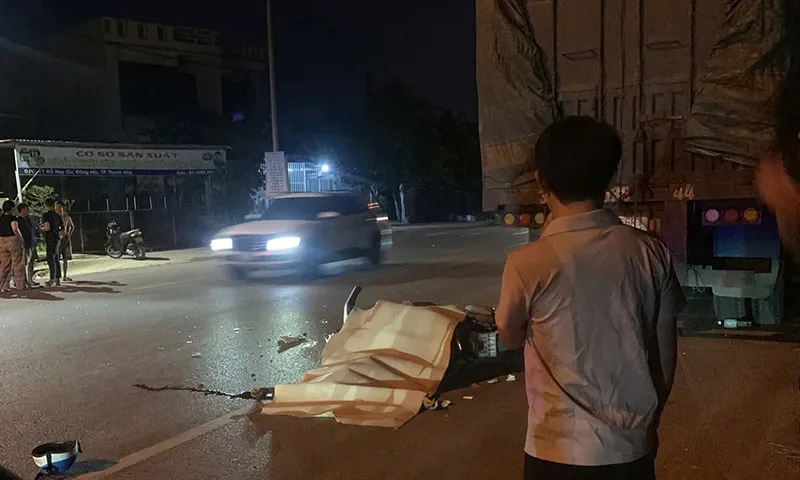 Chạy xe máy tốc độ cao đụng xe tải đang dừng, người đàn ông tử vong tại chỗ