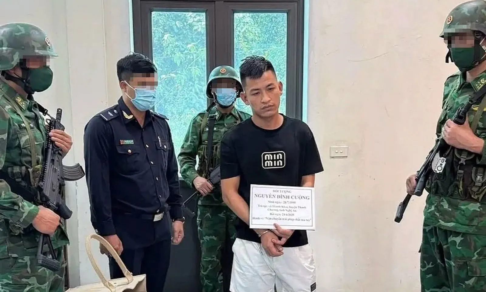 Trong túi xách người đàn ông từ nước ngoài về có lượng lớn ma túy