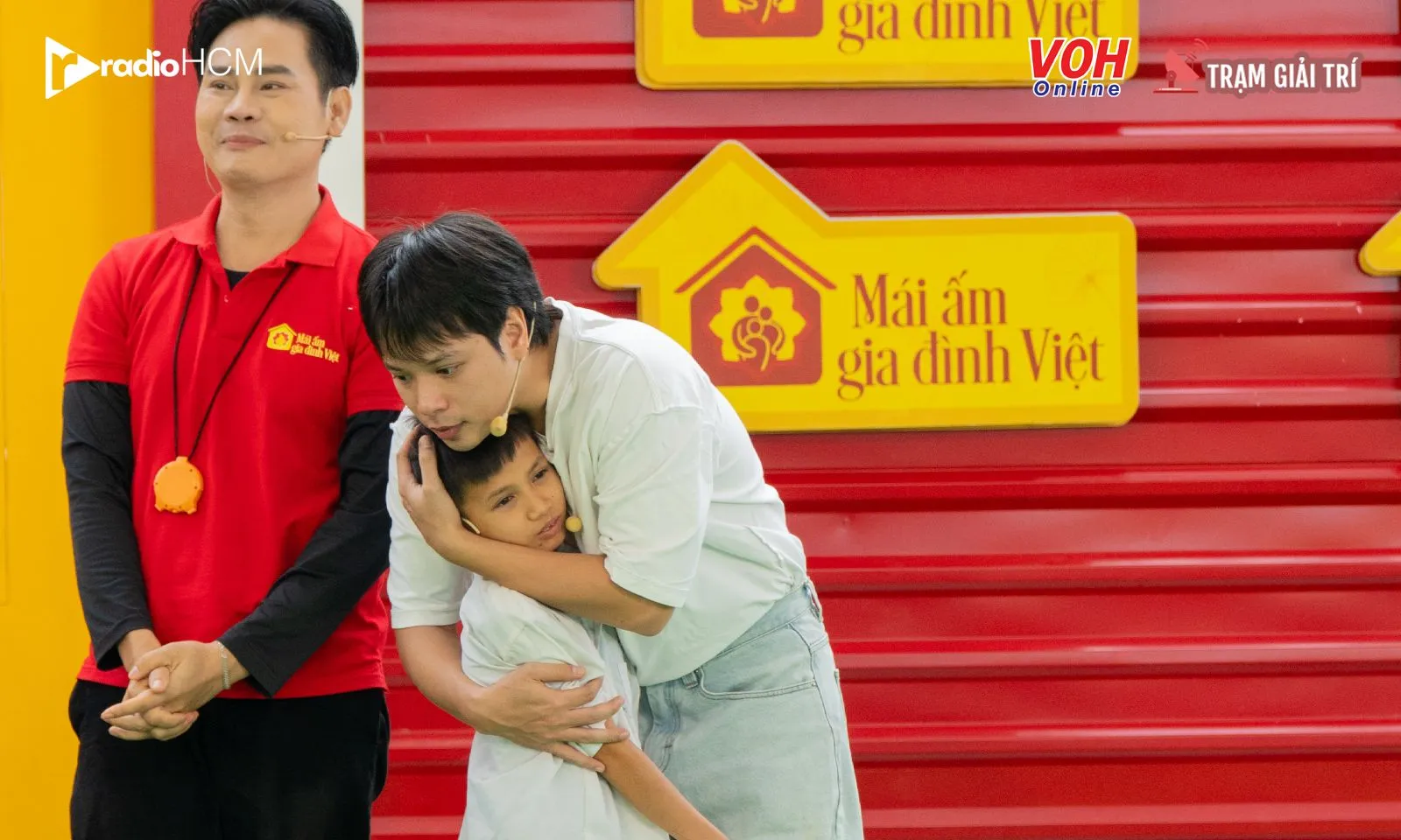 Ninh Dương Lan Ngọc và Đức Phúc ủng hộ các em nhỏ mồ côi dù không tham gia ghi hình