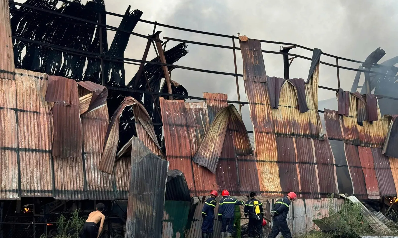 Vụ cháy nhà xưởng phế liệu ở Hưng Yên: Nổ đường ống dẫn khí, 7 người thương vong