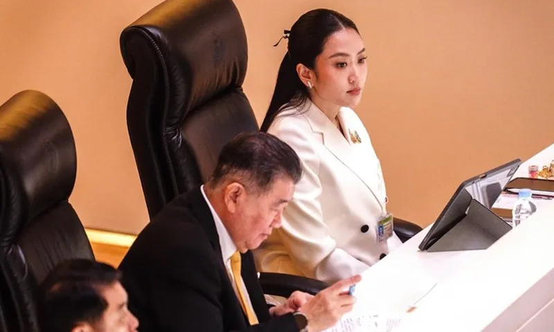 Thủ tướng Thái Lan Paetongtarn Shinawatra trong một phiên họp Quốc hội - Ảnh AFP
