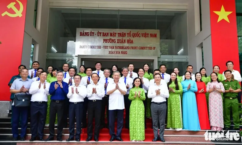 Tổng bí thư Tô Lâm chụp ảnh lưu niệm cùng lãnh đạo TPHCM phường Xuân Hòa