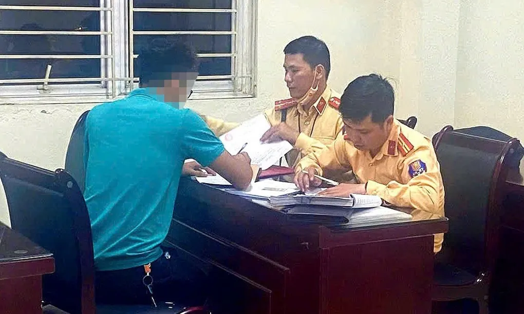 Hà Nội: Tài xế chở 6 trẻ nhỏ ngồi trên thùng xe bán tải chạy trên đại lộ Thăng Long