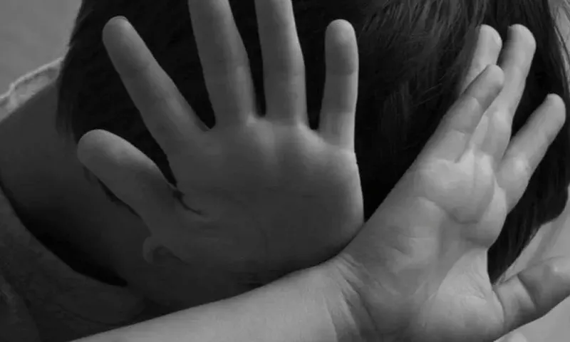 Xử phạt hành chính 30 triệu đồng người đàn ông dùng dây điện, ống nước đánh con