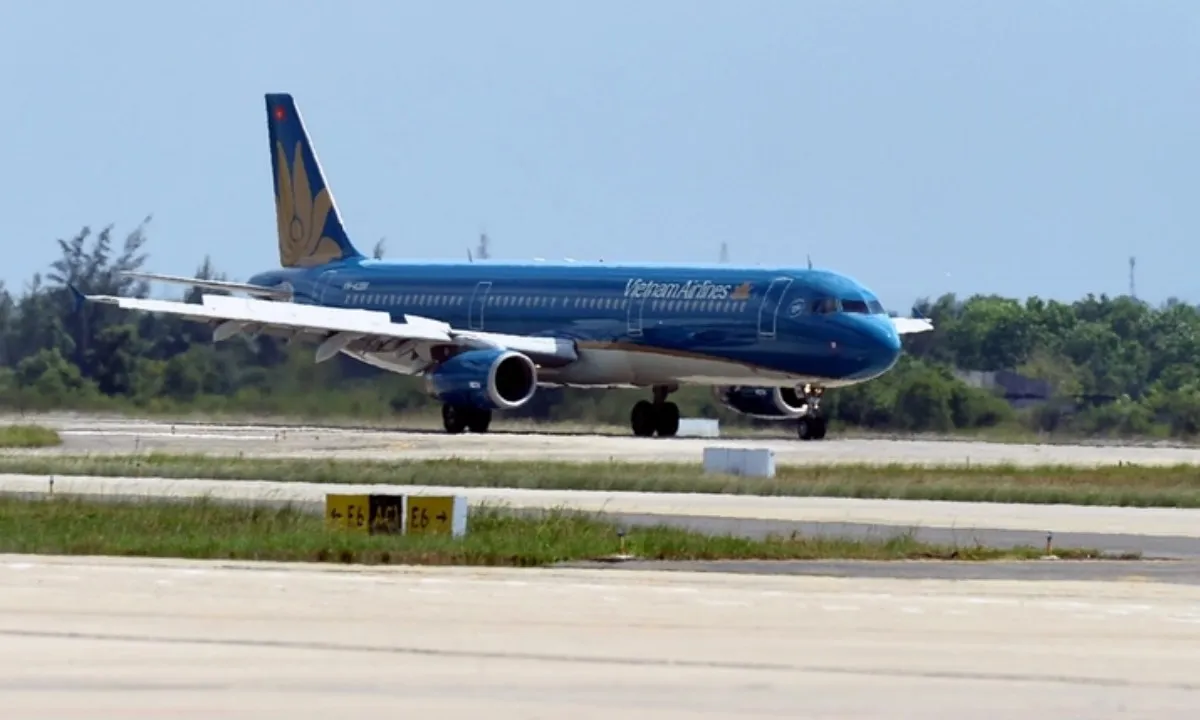 Máy bay Vietnam Airlines hạ cánh khẩn vì hành khách nguy kịch
