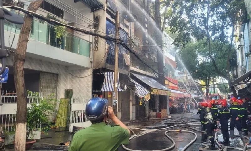 Cháy cửa hàng vàng mã ở Cần Thơ