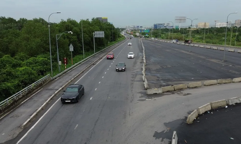 Tháo dỡ dải phân cách, mở rộng làn ôtô đường dẫn cao tốc TPHCM - Long Thành - Dầu Giây