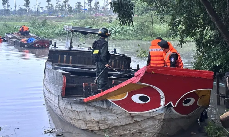 Khai thác cát trái phép sông Đồng Nai - Ảnh CACC