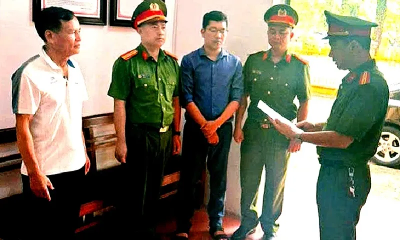 Lực lượng chức năng thi hành lệnh khởi tố, bắt tạm giam đối với Trần Tuấn Phương - Ảnh CACC